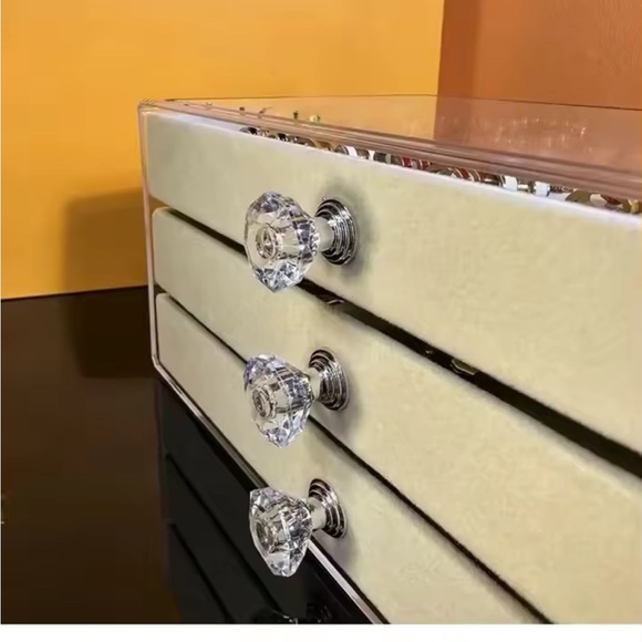 Chic White Jewelry Organizer with Clear Lid and Multiple Compartments
0228 - Picture 3 of 7